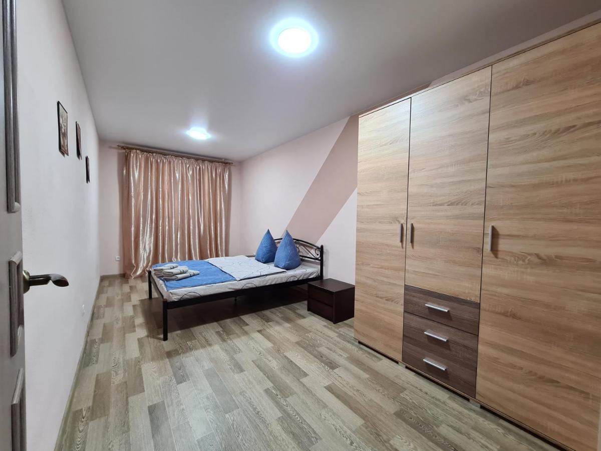 3-Room Apartment Near Inturist On Sobornyi Avenue 156, By Grandhome Zaporizhia Exteriör bild